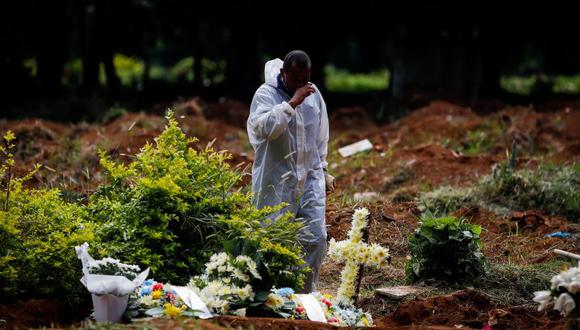 Entierro de una víctima de COVID-19 en el Cementerio Vila Formosa el 11, en Sao Paulo (Brasil).. (Foto: EFE/ Fernando Bizerra)
