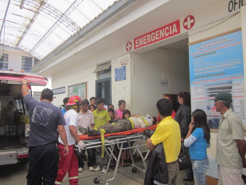 Estibador entre la vida y la muerte por cargar costal de 100k