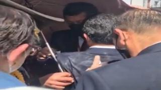 Arrojan huevos y uno le impacta al presidente Pedro Castillo en Tacna (VIDEO)