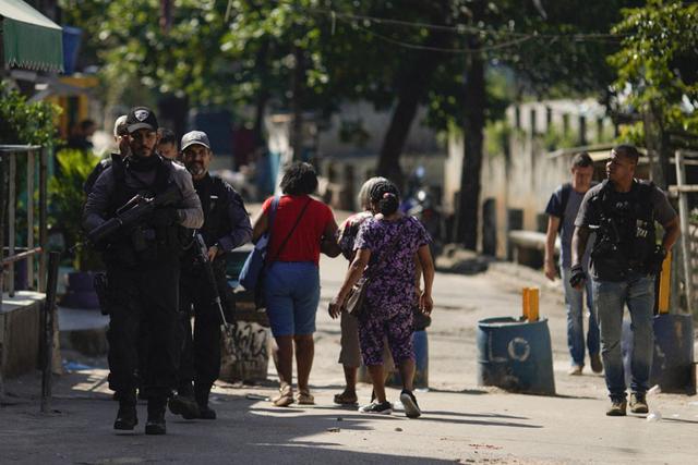 Imagen de la Policía Civil de Río son vistos durante un operativo contra narcotraficantes en la favela Jacarezinho en el estado de Río de Janeiro, Brasil, el 6 de mayo de 2021. (MAURO PIMENTEL / AFP).
