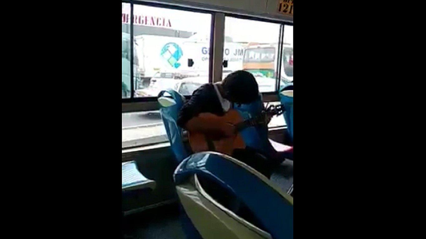 Facebook: Joven sorprende con su imitación de Wonderwall de Oasis