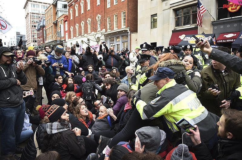 Al menos 90 detenidos durante violentas protestas contra toma de mando de Donald Trump