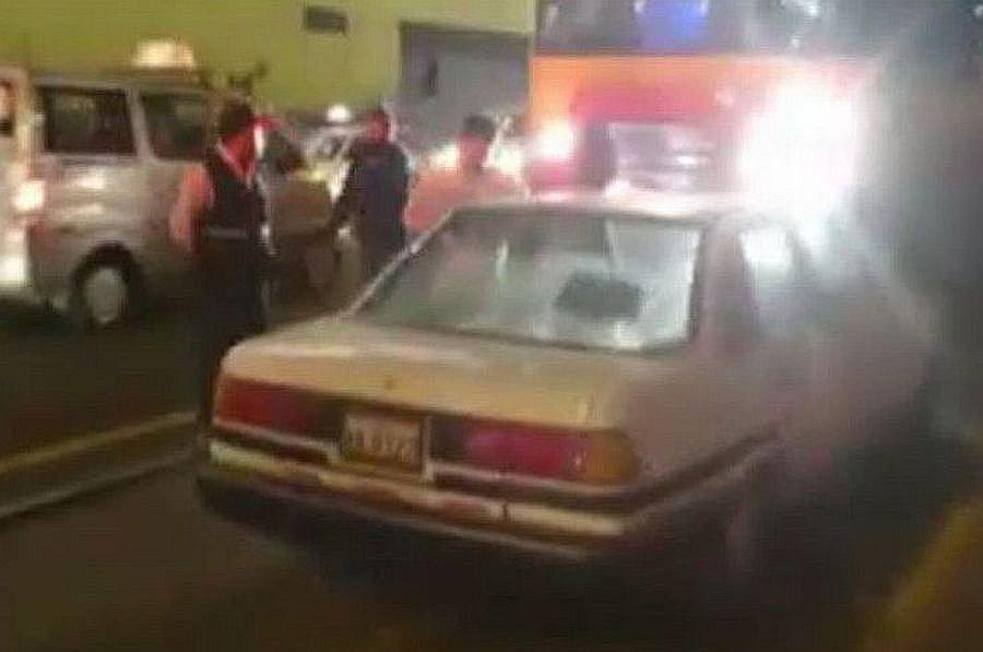 Ferrocarril Tacna y Arica casi arrolla auto estacionado en la vía ferrea