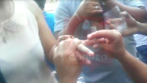 Huánuco: Le entrega anillo de compromiso a su novia y así reacciona su amigo (VIDEO)