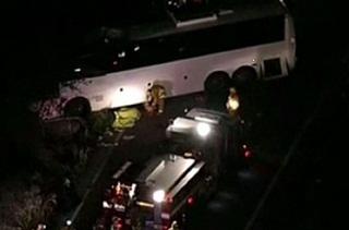 Choque de autobús en California deja ocho muertos