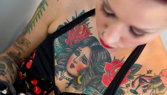 ​Justicia impide a una madre amamantar a su hijo por tener tatuaje