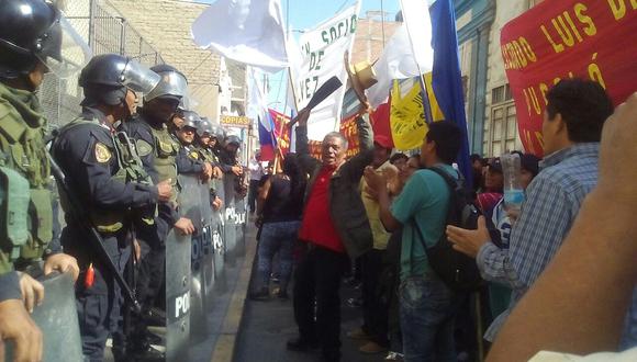 Chiclayo: Trabajadores de Agropucalá protestan en las afueras del Poder Judicial (Video)