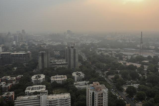 La calidad del aire de Nueva Delhi permanece en la categoría de 'pobre' y (según los médicos) la contaminación extrema en la ciudad podría agravar la situación actual de la pandemia del coronavirus. (EFE/EPA/RAJAT GUPTA).