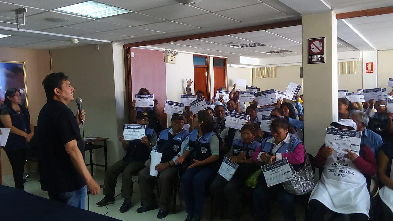Formalizan a 124 vendedores ambulantes en Yanahuara