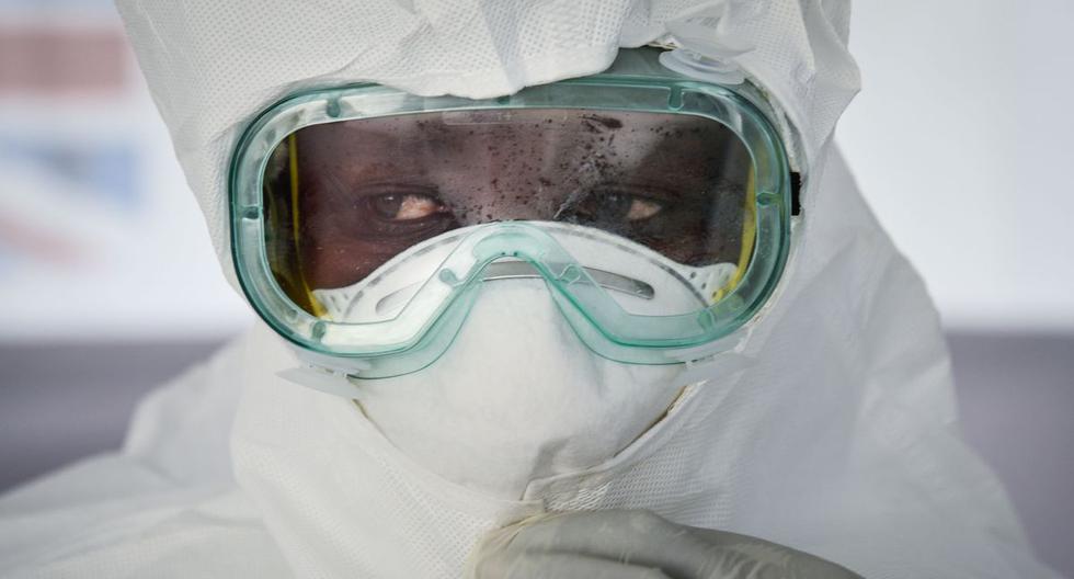 Imagen referencial. Un miembro del personal médico de la Unidad de Tratamiento del Ébola (ETU) se pone su Equipo de Protección Personal (EPP) durante un ensayo semanal en el Hospital General de Bwera, fronterizo con la República Democrática del Congo, Uganda occidental, el 12 de diciembre de 2018. (AFP / Isaac Kasamani).