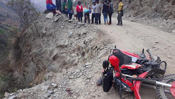 Piedras se deslizan del cerro y matan a mujer que viajaba en motocicleta
