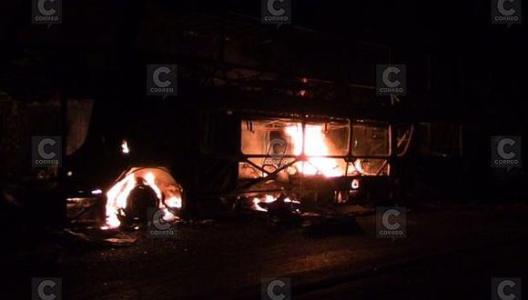 Bus se incendia en la Panamericana y deja daños materiales