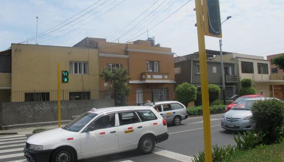 Semáforo malogrado causa congestión en Barranco