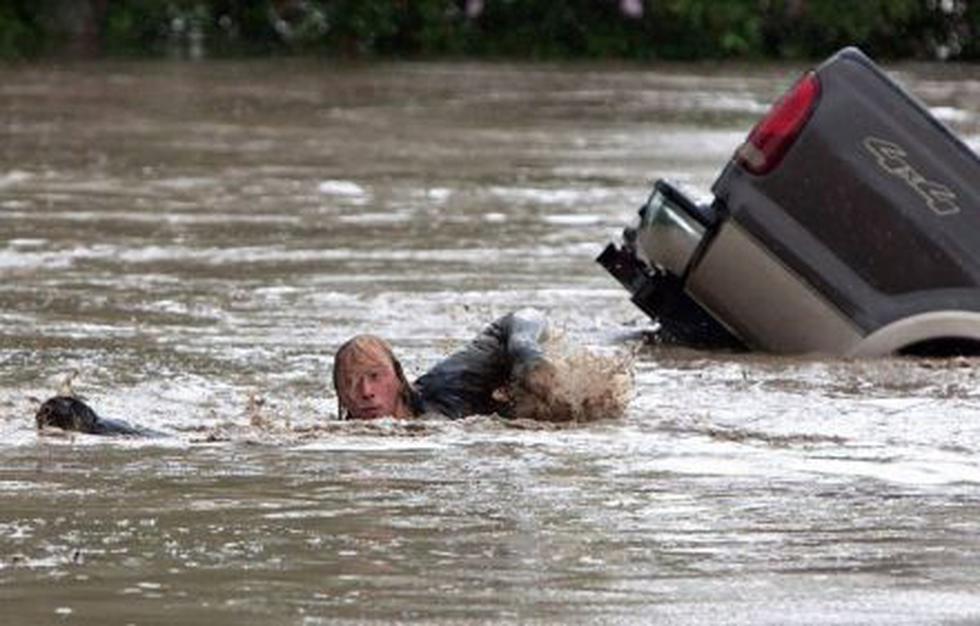 Hombre abandona camioneta y se lanza para salvar a su gato de inundación