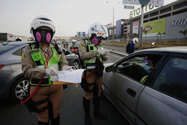 Militares y policías están verificando que las personas que están circulando en las calles cuenten con el permiso respetivo.(Foto: César Grados)