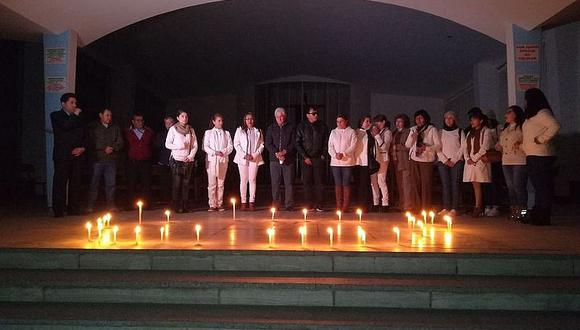 Recuerdan a víctimas de feminicidio con vigilia en cementerio La Apacheta