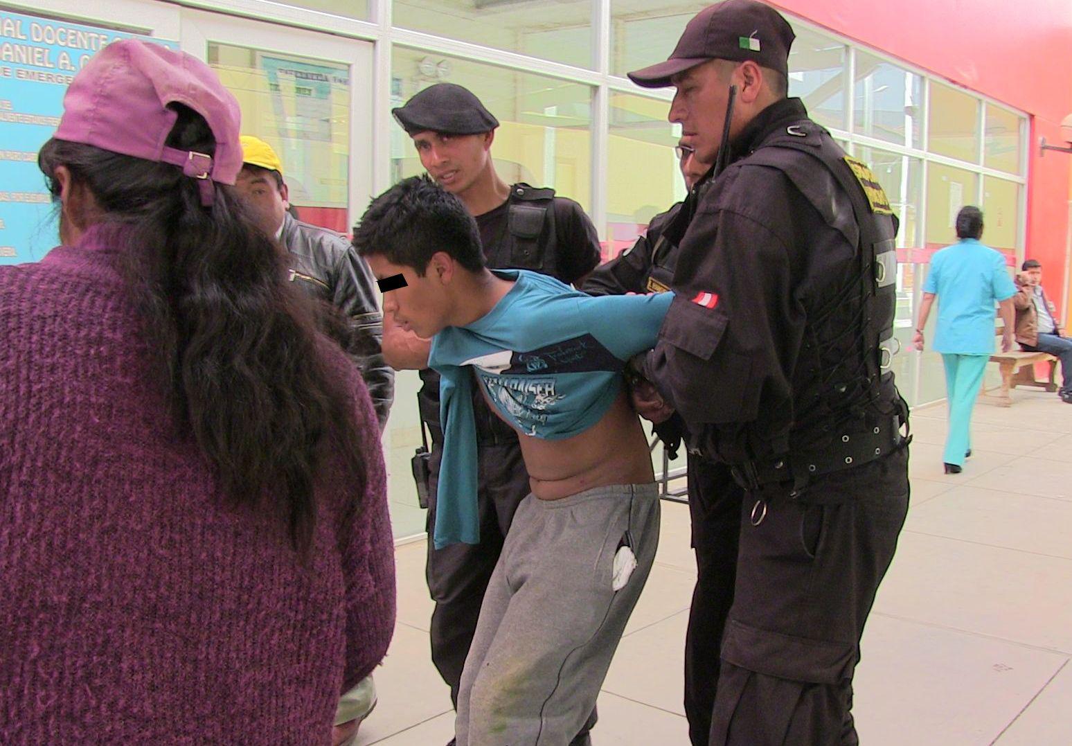 A la fuerza internan  a adolescente en hospital (VIDEO)