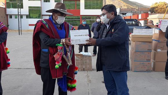 Puno: El gobernador regional de Puno, Agustín Luque Chaiña, entregó 1500 pruebas rápidas y equipos de protección personal a los tenientes gobernadores de la provincia de Huancané. (Foto: Diresa Puno)