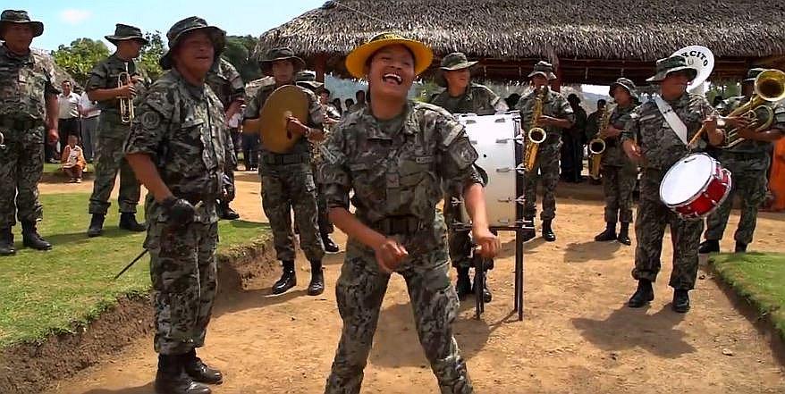 Facebook: Soldados voluntarios derrochan alegría en presentación musical (VIDEO)