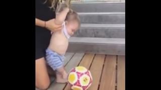 ​A sus 6 meses, hijo de Shakira y Piqué ya patea el balón