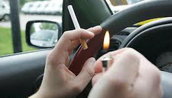 Argentina: multarán a quienes fuman mientras conducen
