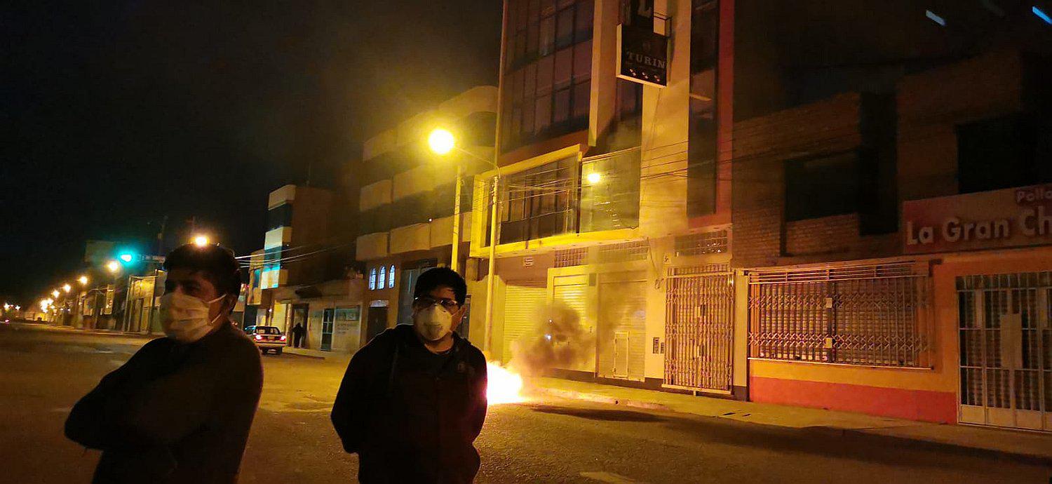 Juliaca: Pobladores queman llantas y apedrean hospedajes por albergar a personas que llegaron de Tacna