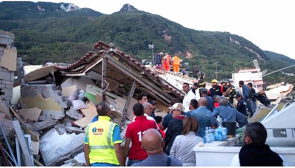 Italia: Rescatan a dos niños sepultados tras el sismo en isla de Ischia (VIDEO)