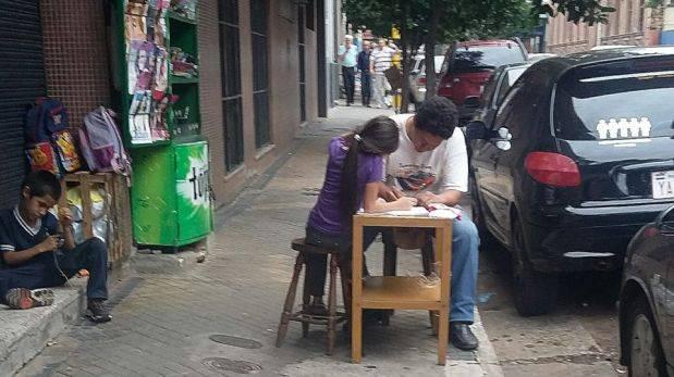 Esta imagen demuestra que los papás son los verdaderos héroes: vendedor ayuda en sus tareas a su hija 