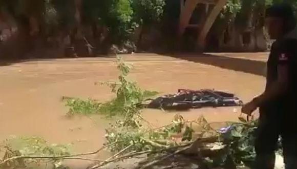 Auto con pasajeros cae al río Tulumayo y deja un muerto (VIDEO)