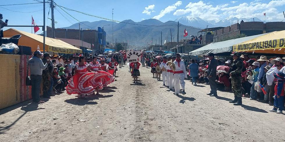 Cientos de pobladores en Apipa conmemoran Fiestas Patrias con desfile (FOTOS)