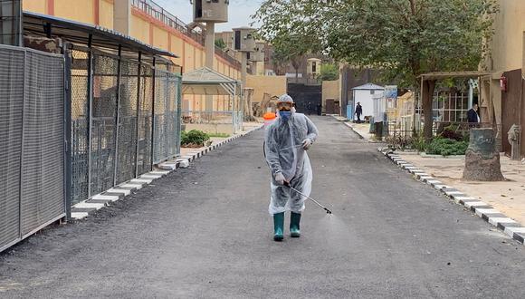 Un hombre vestido con un traje de aislamiento rocía el interior de la cárcel de máxima seguridad de Tora con desinfectante como medida para frenar la propagación del coronavirus. (Foto: EFE)