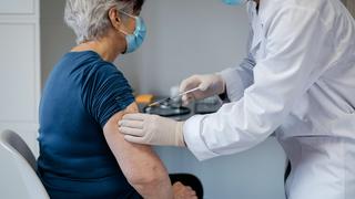 Defensoría del Pueblo pide que adultos mayores tengan prioridad para ser vacunados contra el COVID-19