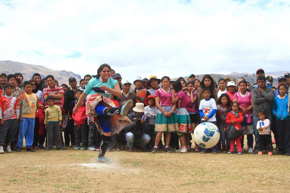 Wamblas se enfrentan en fútbol con  polleras (FOTOS)