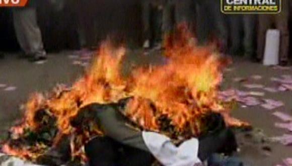 Comerciantes de Gamarra queman ropa china