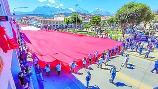 Bandera exhibida en el Huascarán es paseada por las calles de Huaraz