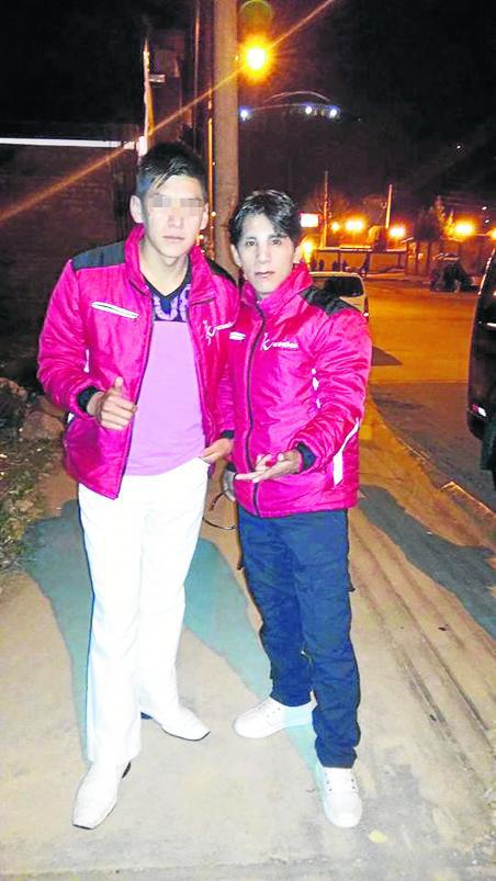 Tres alumnas van a elaborar alfombras y terminan en hotel 