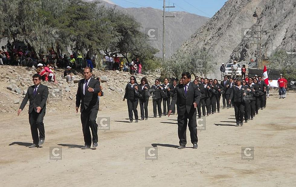 Escolares y mineros participaron de desfile patrio en San Juan de Chorunga (FOTOS)