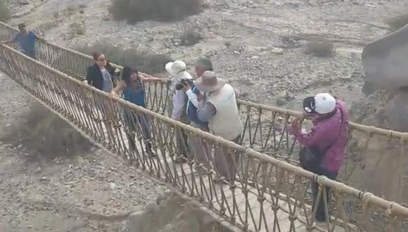 (Vídeo) Fotógrafos se pelean en puente colgante de Miculla