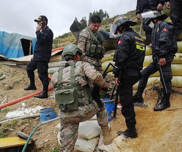 Mineros informales trabajan en plena cuarentena 