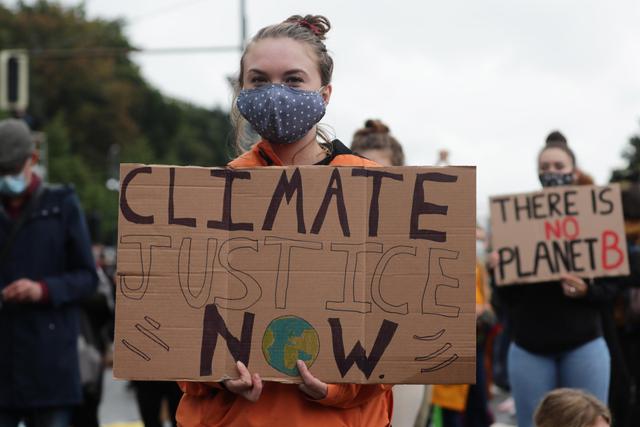 “La protección del clima no puede esperar más”, “No hay un planeta B” o “No quemen mi futuro”, se leía en algunas de las pancartas alzadas por los manifestantes. (EFE/EPA/HAYOUNG JEON).