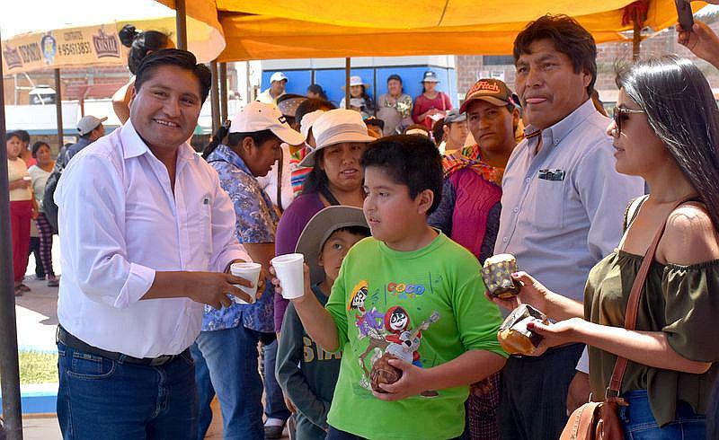 Electo gobernador Juan Tonconi agasaja a niños de Ciudad Nueva