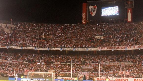 Hincha del River Plate muere tras caer de tribuna