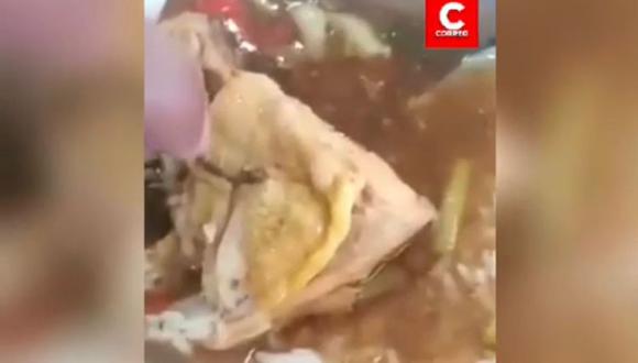 Estudiante encuentra gusano en su comida en la UNSA. (Foto: Difusión)