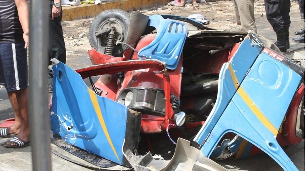 Hombre queda atrapado tras choque de camión de basura contra dos mototaxis y auto