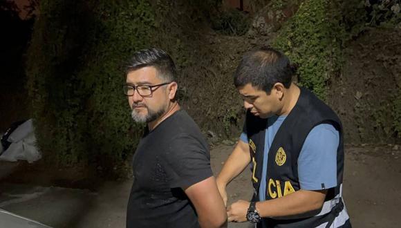Exministro de Vivienda y Construcción Geiner Alvarado en el momento en que es enmarrocado por un policía la noche del viernes.  Fue detenido en La Molina. (Foto: Twitter: Beto Ortiz)