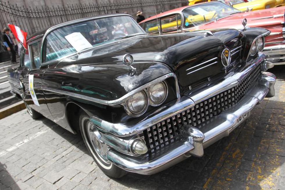 Exhiben autos antiguos en Plaza de Armas
