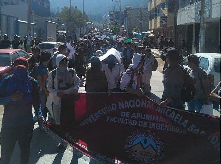 Estudiantes de la Unamba marchan contra autoridades universitarias por corrupción