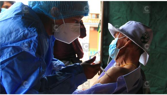 Adultos mayores son vacunados en tres locales de Huancayo