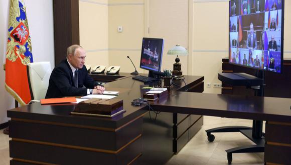 El presidente ruso Vladimir Putin preside una reunión del Consejo de Seguridad a través de un enlace de video en la residencia estatal Novo-Ogaryovo en las afueras de Moscú el 19 de octubre de 2022. (Foto de Sergei ILYIN / SPUTNIK / AFP)