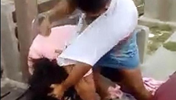 Tumbes: Mujer propina brutal golpiza a la supuesta amante de su esposo recluido en el penal de Pizarro (VIDEO)
